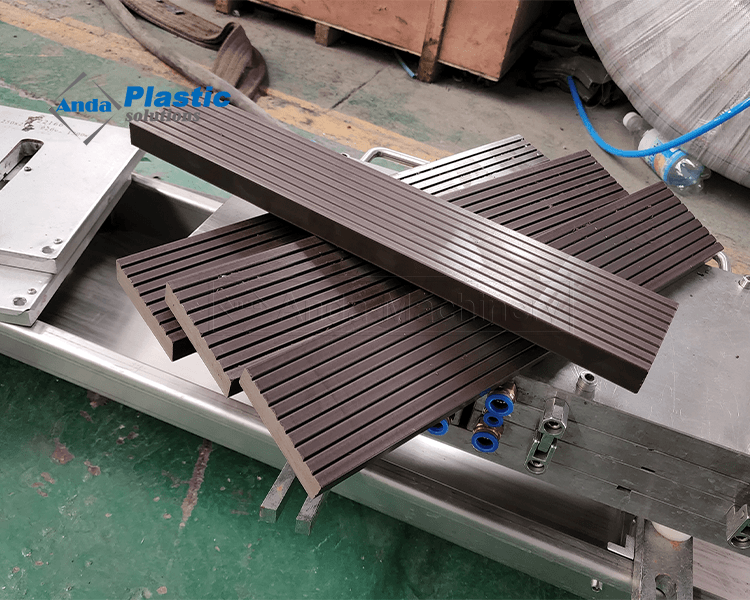 Línea de máquina para hacer perfiles de esgrima para pisos de Wpc compuesto de plástico y madera
